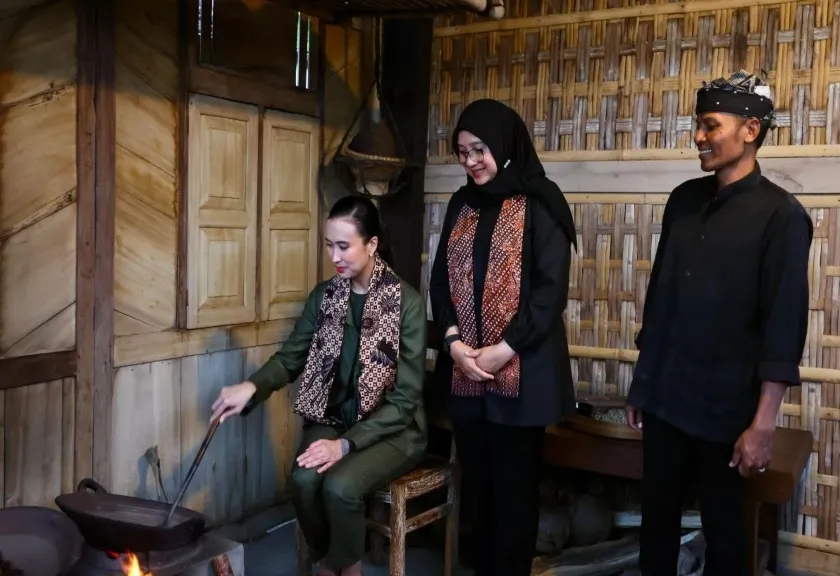 Bupati Banyuwangi Ipuk Fiestiandani mendampingi Menteri Pariwisata Widiyanti Putri Wardhana