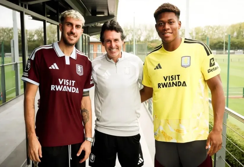 Pelatih Aston Villa Unai Emery bersama Zion Suzuki dan Matteo Ruggeri