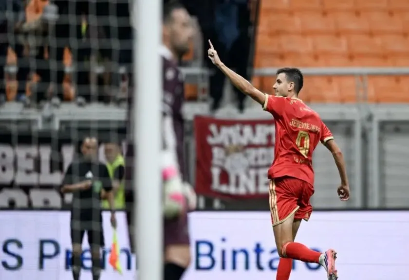 Pesepak bola Persija Jakarta Alex Thomas Jeremejeff. Antara Foto/M Risyal Hidayat
