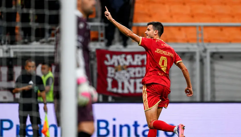 Alex Thomas Jeremejeff merayakan gol Persija saat menang 4-0 atas Brisbane Roar di JIS, Jakarta