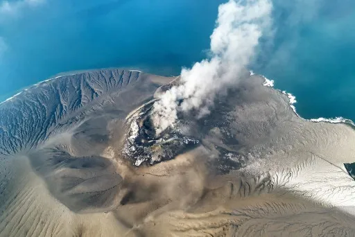 Tampilan foto udara memperlihatkan aktivitas erupsi Gunung Anak Krakatau di perairan Selat Sunda, 5/9/2026