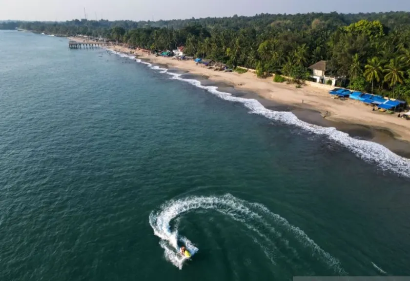 Wisatawan di kawasan wisata Pantai Anyer, Kabupaten Serang, Banten