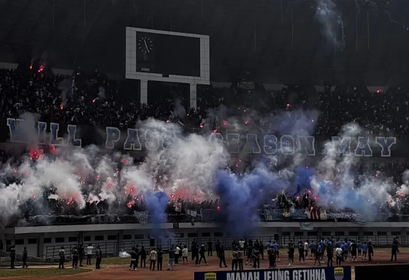 Ribuan Bobotoh memadati sesi latihan Persib Bandung di Stadion GBLA