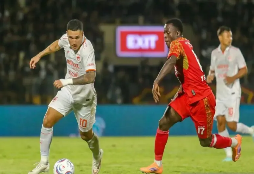 Pesepak bola Borneo FC Samarinda Juan Felipe Villa (kiri) berusaha melewati pesepak bola Persijap Jepara Yaya Sogodogo (kanan).