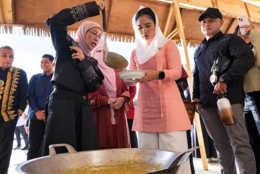 Wamenpar Ni Luh Puspa mencicipi hidangan lokal dalam penutupan Aceh Culinary Festival 2026 di Banda Aceh