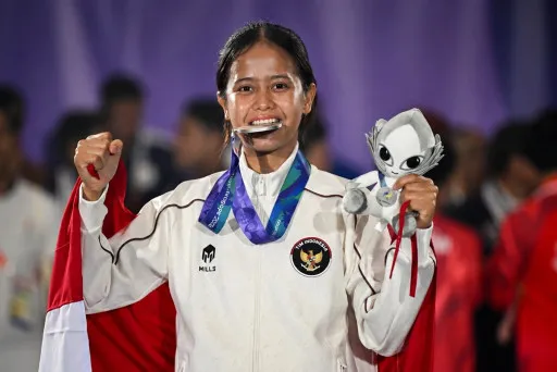 Atlet teqball Indonesia Sumaya berpose dengan medali perak setelah final tunggal putri Asian Games Aichi-Nagoya 2026 di Nagoya, Jepang