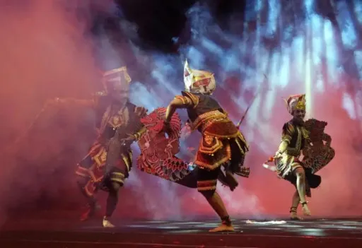 Tim penari gabungan menampilkan tari jaranan Turonggo Yakso dan barongan pada pembukaan Festival Jaranan Trenggalek Terbuka (FJTT) ke-30.