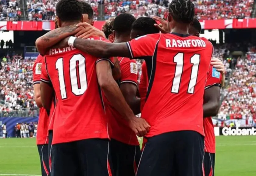 Para pemain timnas Inggris merayakan gol