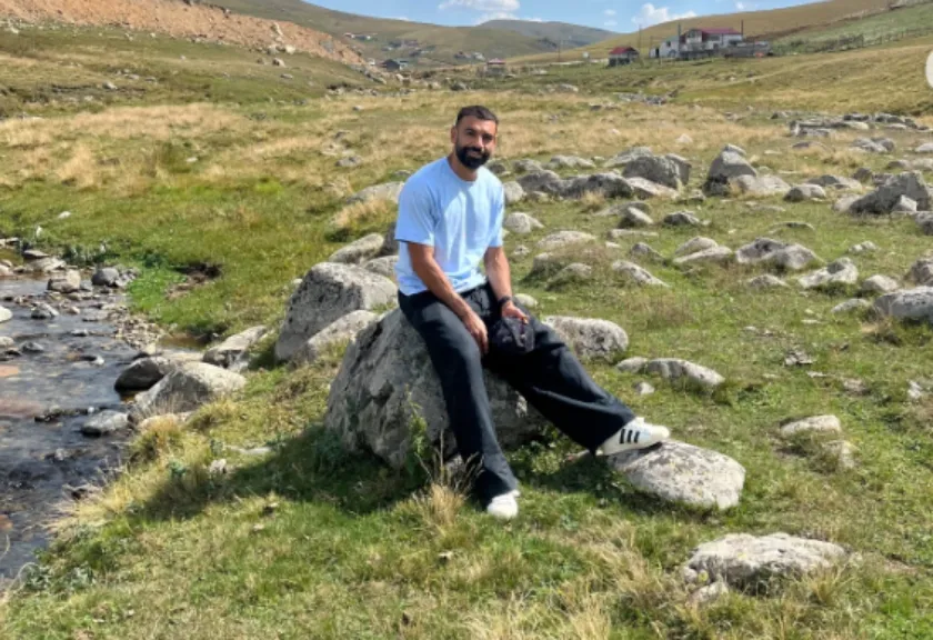  Mohamed Salah duduk di atas batu di pegunungan Trabzon, Turki.