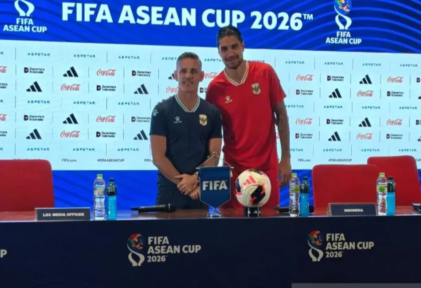 Pelatih Timnas Indonesia John Herdman bersama kapten tim Kevin Diks