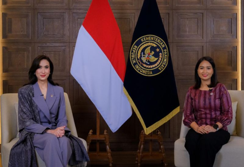Menteri Pariwisata Widiyanti Putri Wardhana (kiri) bersama Wakil Menteri Pariwisata Ni Luh Puspa (kanan).