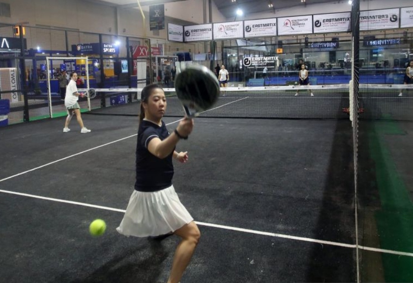 Pengunjung mencoba bermain padel 