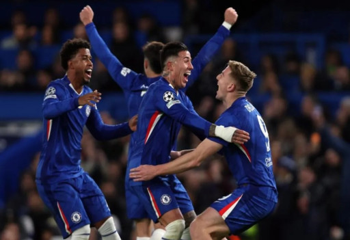 Para pemain Chelsea merayakan gol ke gawang Barcelona di Liga Champions