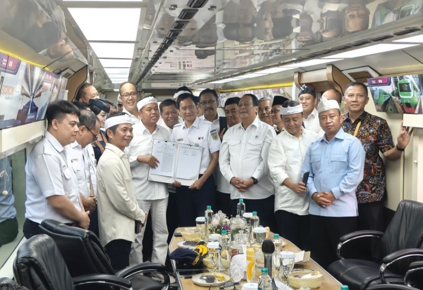 Gubernur Jawa Barat Dedi Mulyadi dan Direktur Utama PT KAI Bobby Rasyidin