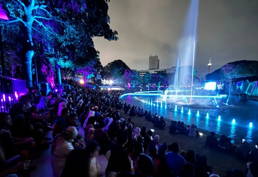 Pertunjukan cahaya dan air mancur di Taman Lapangan Banteng, Jakarta Pusat