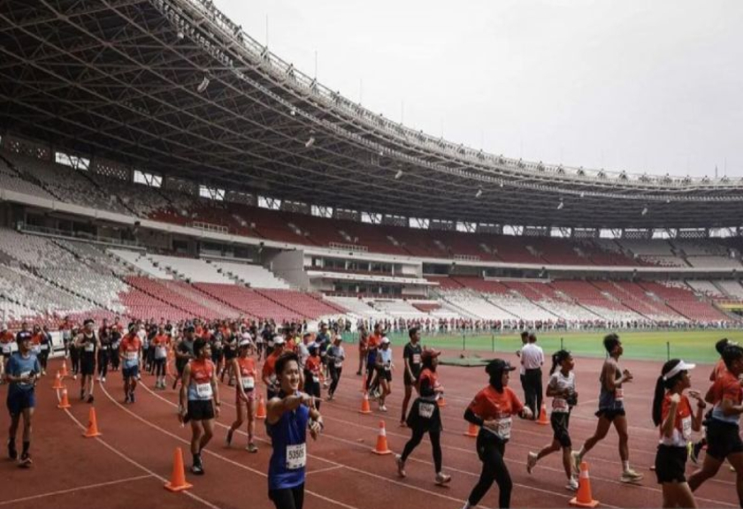 Peserta berlari saat mengikuti BTN Jakarta International Marathon (JAKIM) 2025